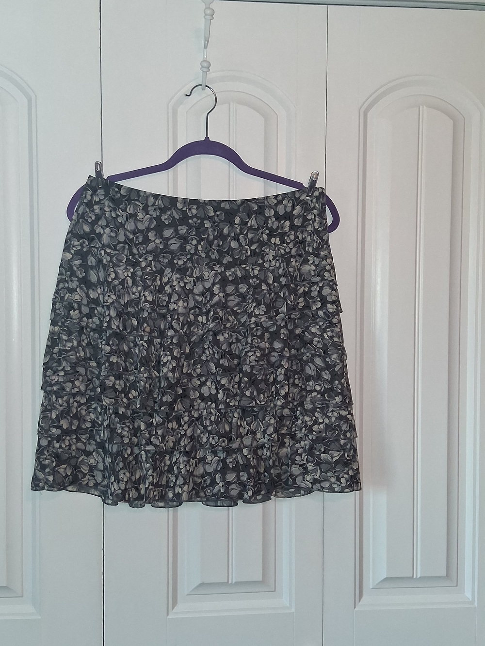 Ann Taylor LOFT Black and Gray Floral Mini Skirt Women's Size 6.